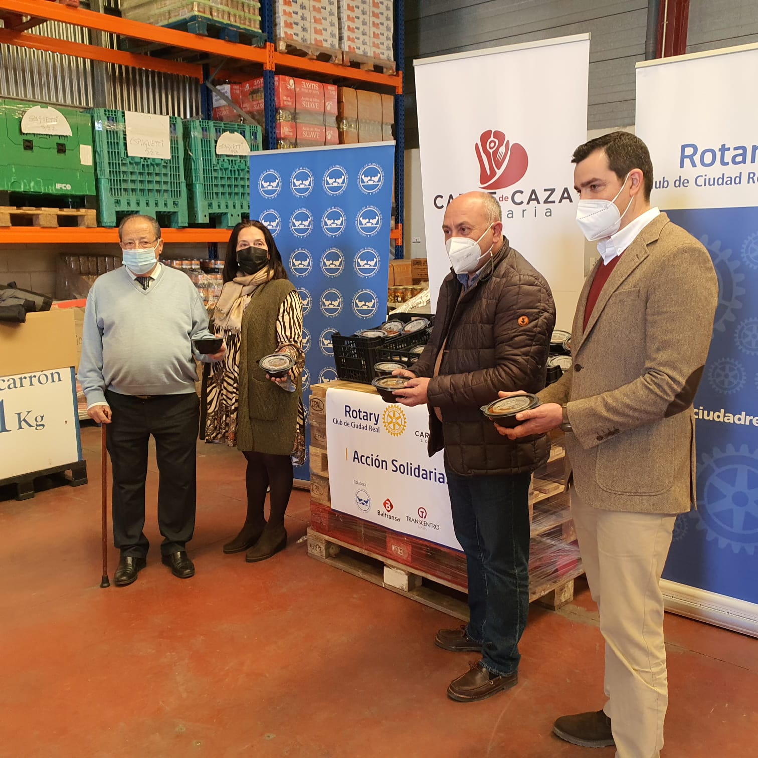 entrega raciones de comida con carne de caza presidenta Club presidente Banco Alimentos y representantes de la campaña Carne de Caza Solidaria