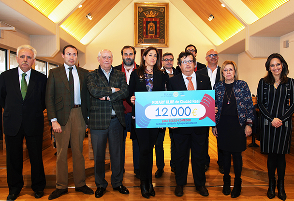El Club Rotario entrega 12.000 euros para becas-comedor